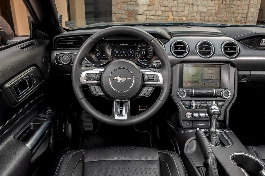 Панель приборов Ford Mustang GT Convertible 2017 года  (EU) (фото 22 из 34)